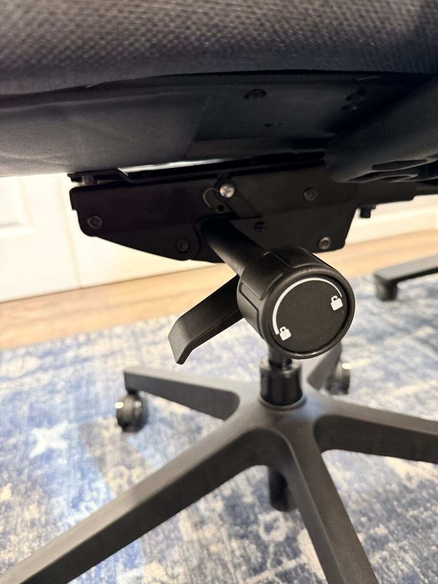 Seat tilt lock lever