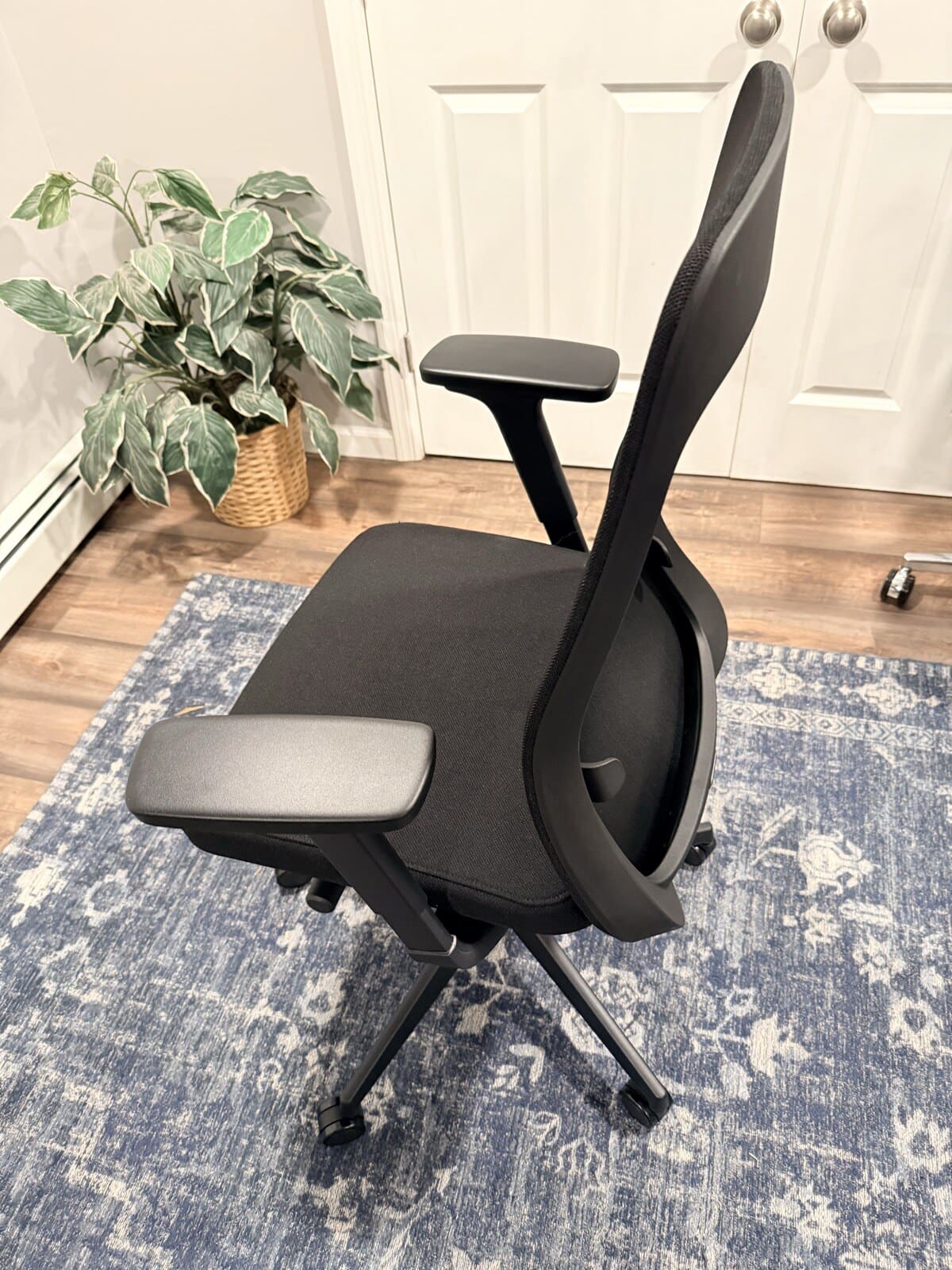 UPLIFT Bolan Ergonomic Chair assembled, side view