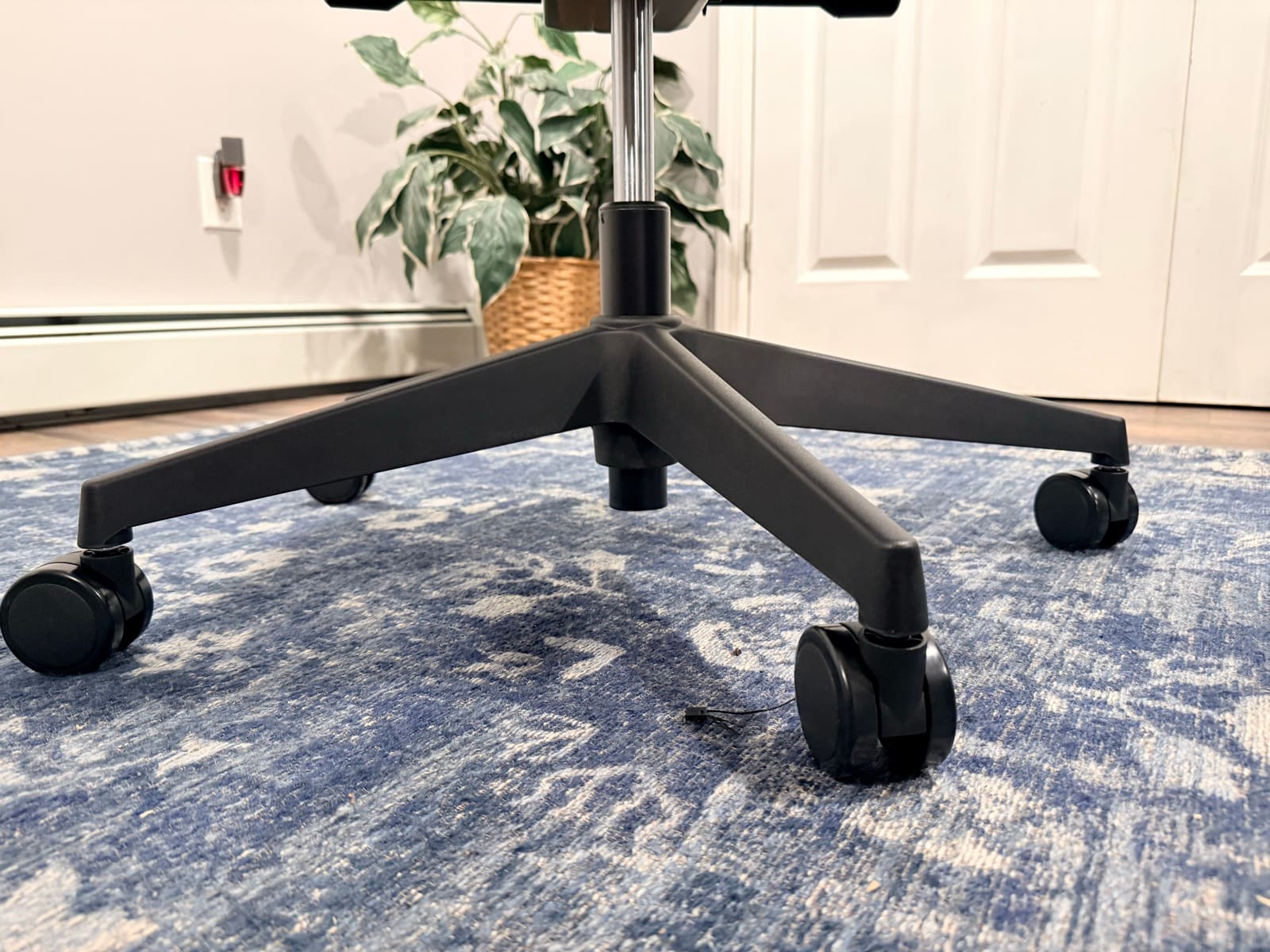 Bolan black nylon base with casters