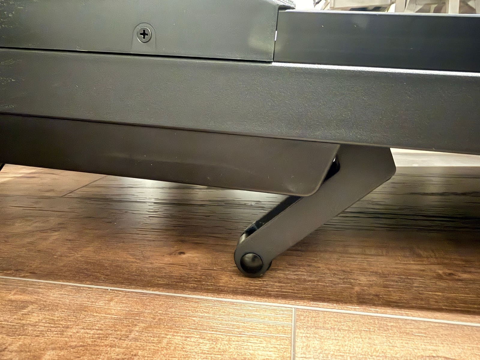 Close-up of the Z-shaped incline mechanism legs